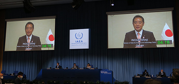 第65回IAEA総会で演説する井上内閣府特命担当大臣（当時）