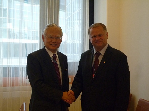 近藤委員長とコバチ・ハンガリー国家開発省副長官との会談（第55回IAEA総会）（2011年9月21日）