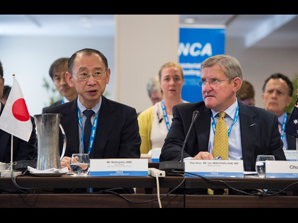 第15回FNCA大臣級会合阿部委員長代理とマクファーレン産業大臣（2014年11月19日）