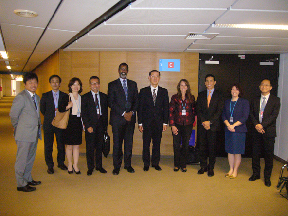岡委員長とOECD/NEAマグウッド事務局長との会談後（第59回IAEA総会）（2015年9月15日）