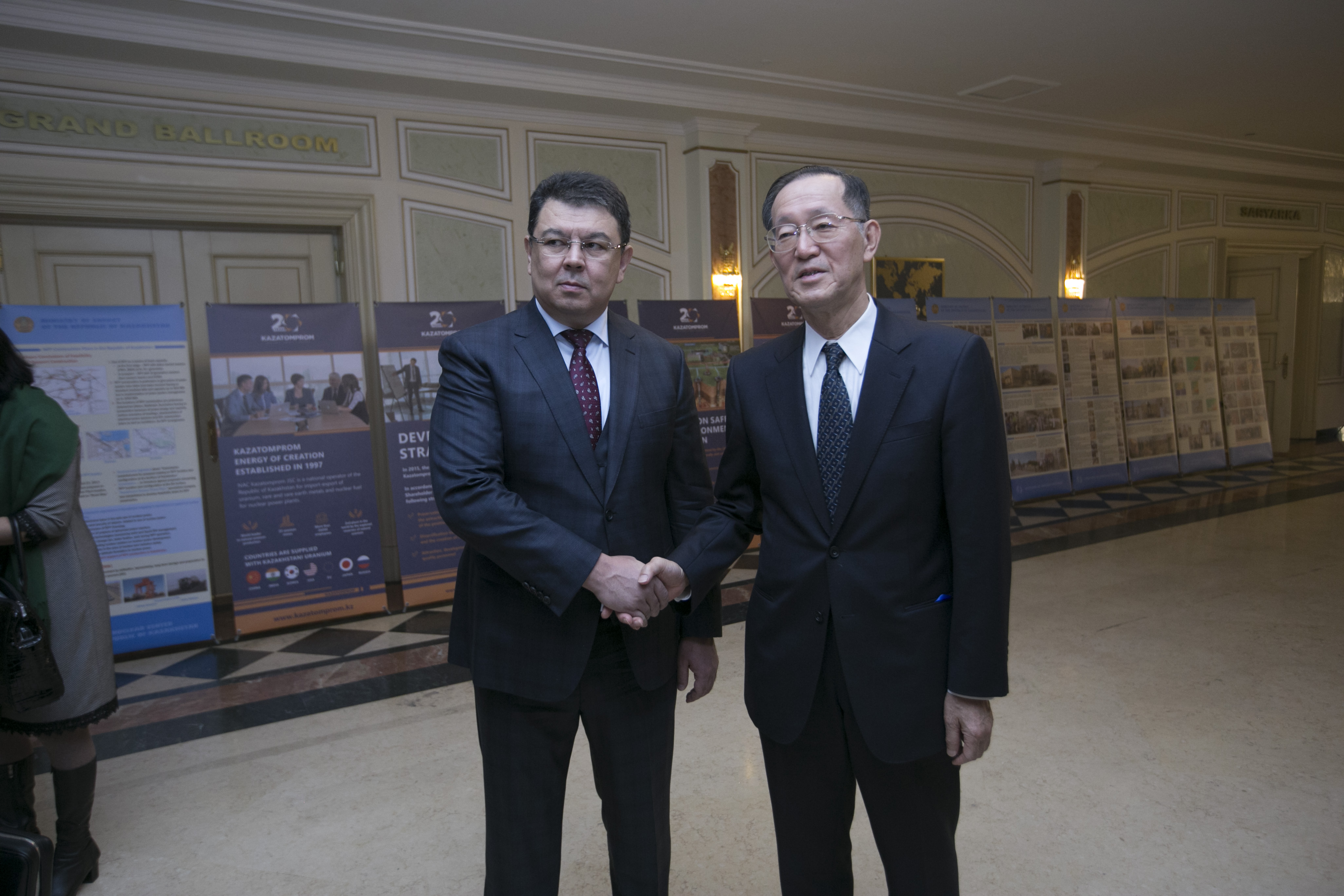 ボズムバイェフ　カザフスタンエネルギー省大臣と（於カザフスタン アスタナ、2017年10月11日）