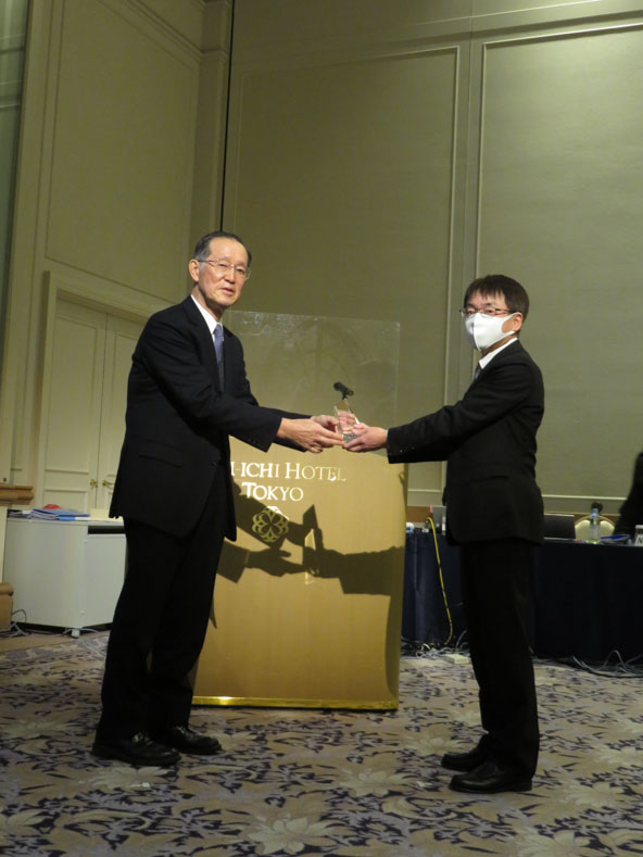気候変動科学プロジェクトリーダーであるJAEA永井氏へFNCA賞を授与する岡原子力委員長（第21回FNCA大臣級会合（2020年12月10日））