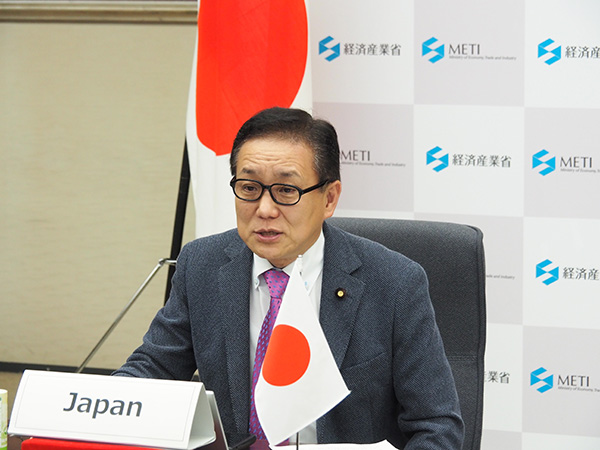 ASEAN+3エネルギー大臣会合において発言する江島経済産業副大臣