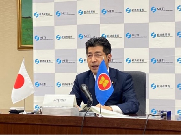 ASEAN+3エネルギー大臣会合において発言する里見経済産業大臣政務官