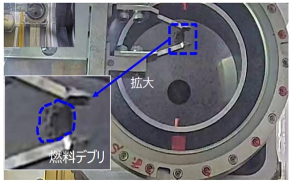 テレスコ式装置先端治具にて把持した燃料デブリを運搬用ボックスに回収する様子