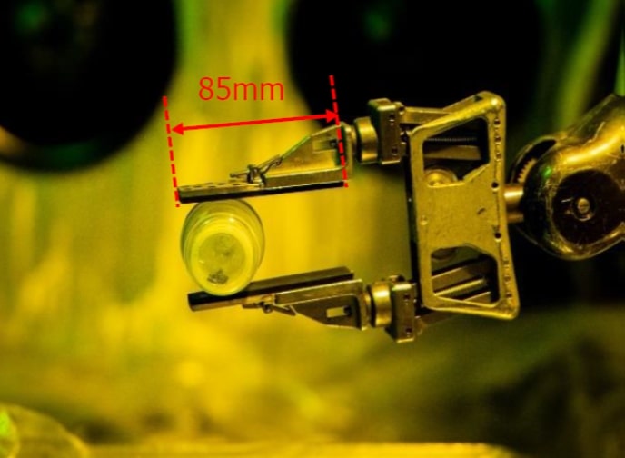 試料容器内の燃料デブリサンプル