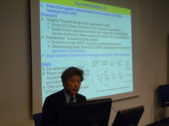 サイドイベントで東電福島原発事故に関しプレゼンを行う尾本委員（第55回IAEA総会）（2011年9月21日）