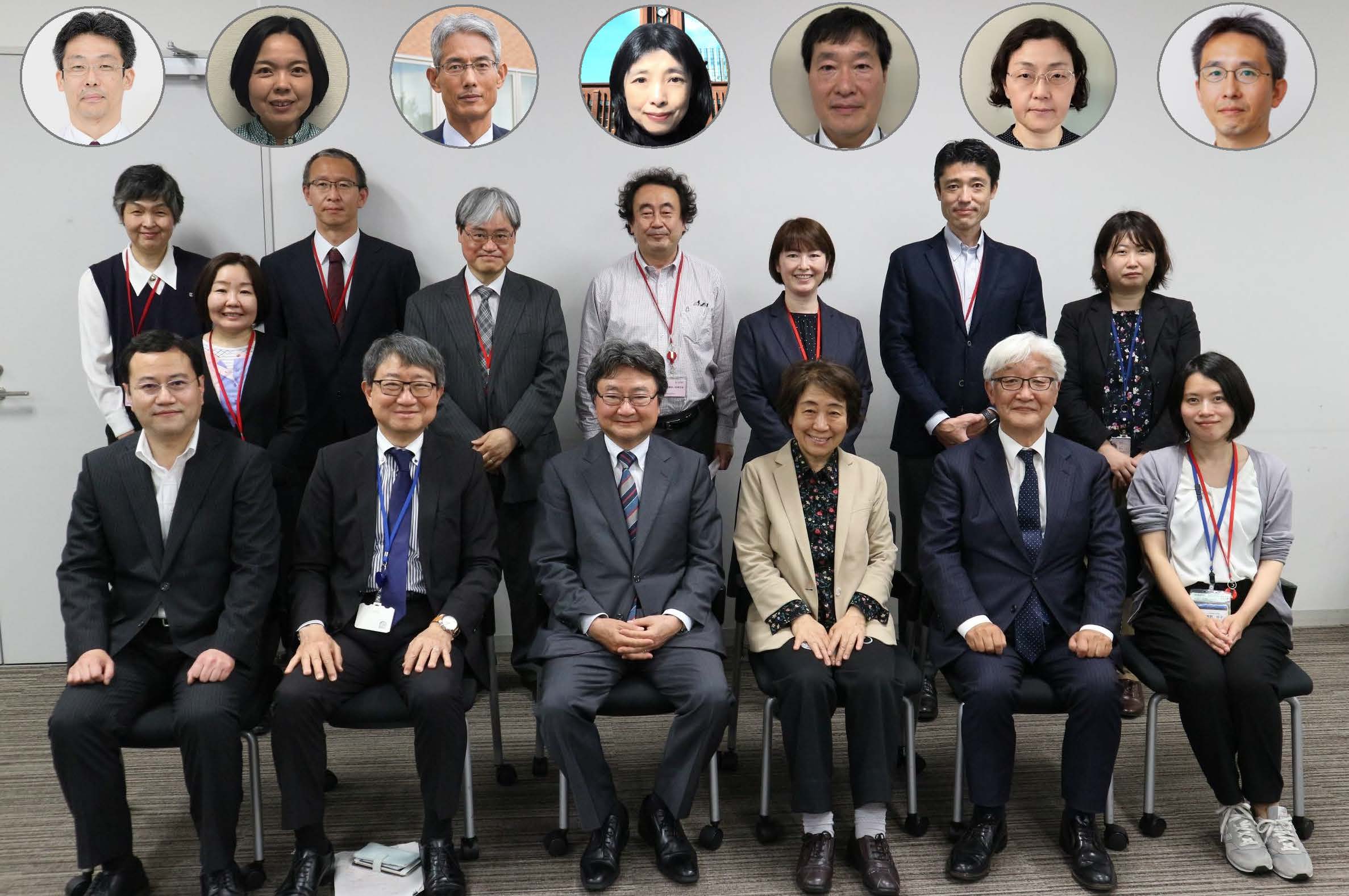医療用等ラジオアイソトープ製造・利用専門部会 原子力委員及び専門委員の集合写真（2022年5月16日）