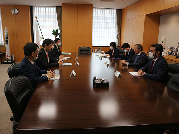 小林特命担当大臣（科学技術政策）、上坂委員長とグロッシーIAEA事務局長との会談（2022年5月20日）
